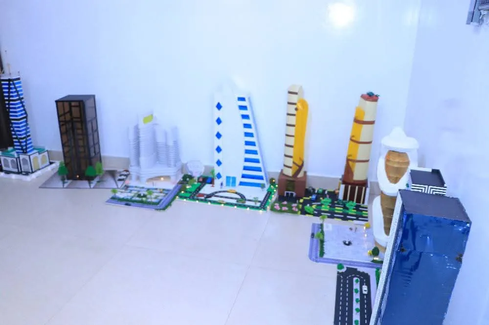 طلبة الهندسة المعمارية المستوى الأول يترجمون أسس التصميم إلى إبداعات معمارية في مناقشة مشاريعهم النهائية