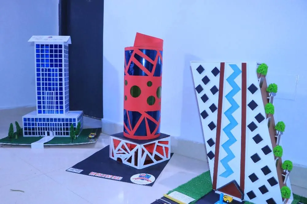 طلبة الهندسة المعمارية المستوى الأول يترجمون أسس التصميم إلى إبداعات معمارية في مناقشة مشاريعهم النهائية