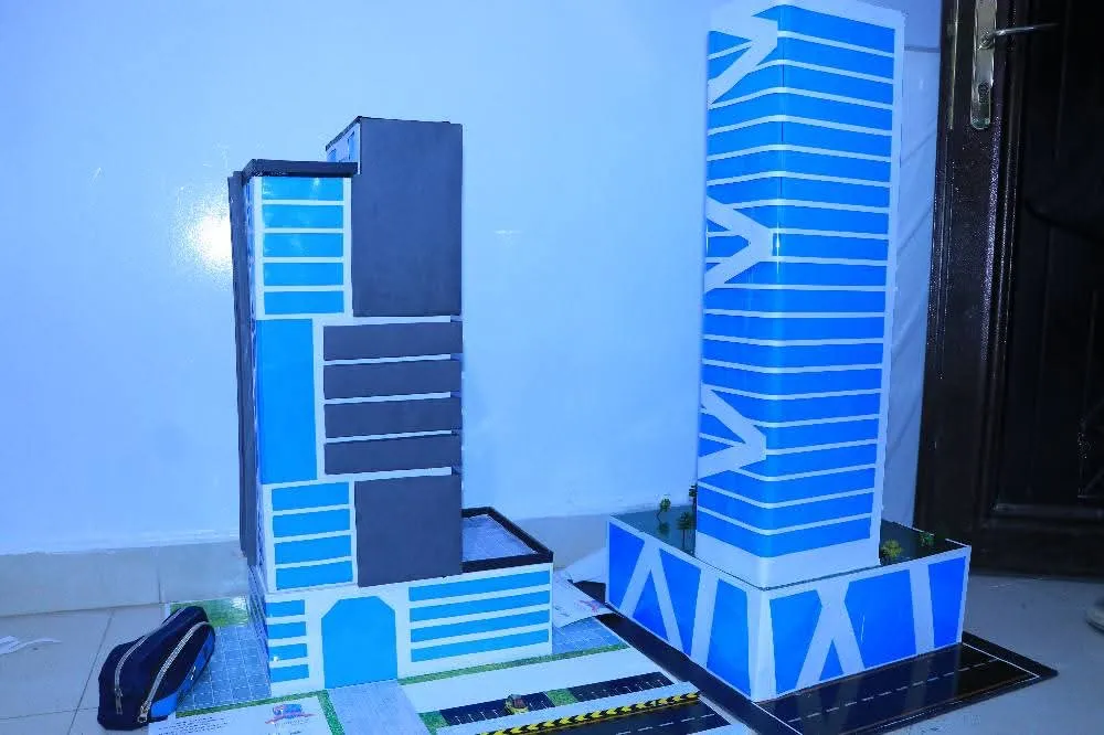 طلبة الهندسة المعمارية المستوى الأول يترجمون أسس التصميم إلى إبداعات معمارية في مناقشة مشاريعهم النهائية