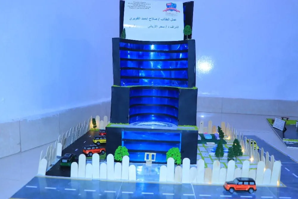 طلبة الهندسة المعمارية المستوى الأول يترجمون أسس التصميم إلى إبداعات معمارية في مناقشة مشاريعهم النهائية