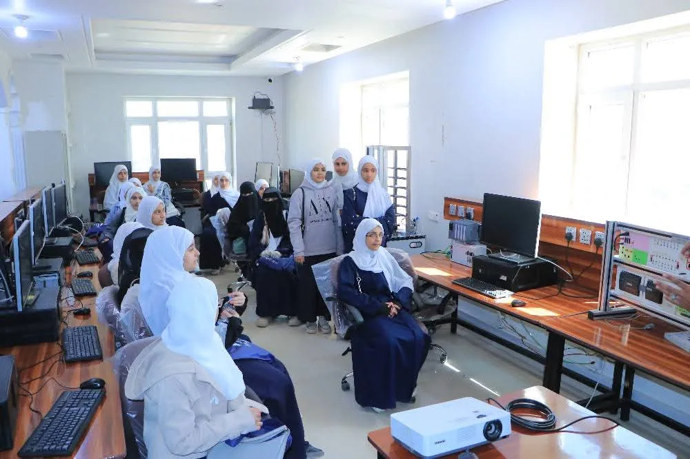 زيارة علمية لطالبات دار العلوم الحديثة تعرّفهن بآفاق التعليم الجامعي في الجامعة الإماراتية الدولية