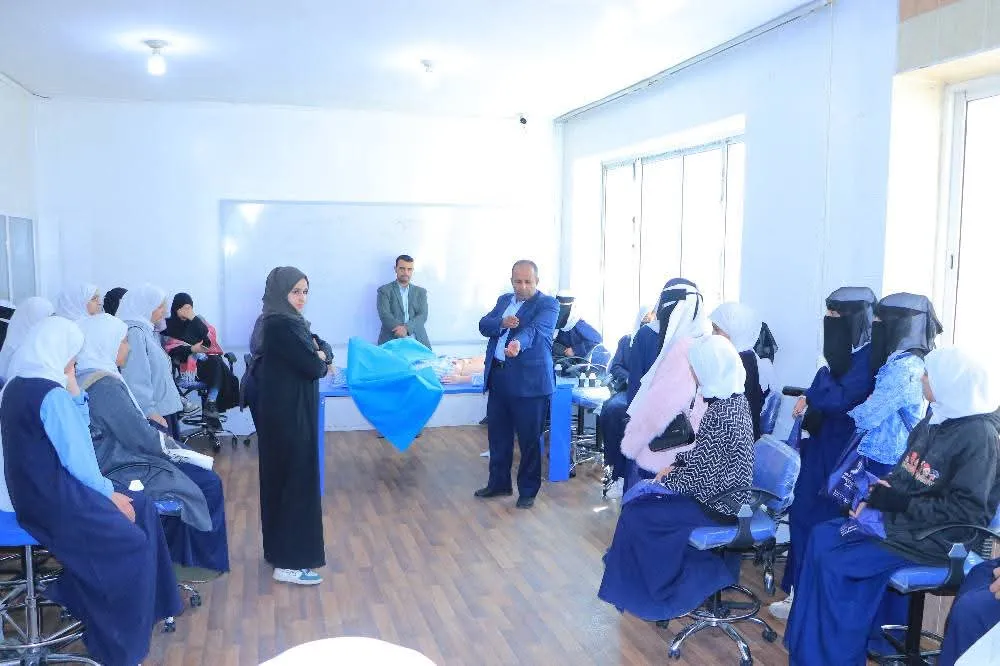 زيارة علمية لطالبات دار العلوم الحديثة تعرّفهن بآفاق التعليم الجامعي في الجامعة الإماراتية الدولية