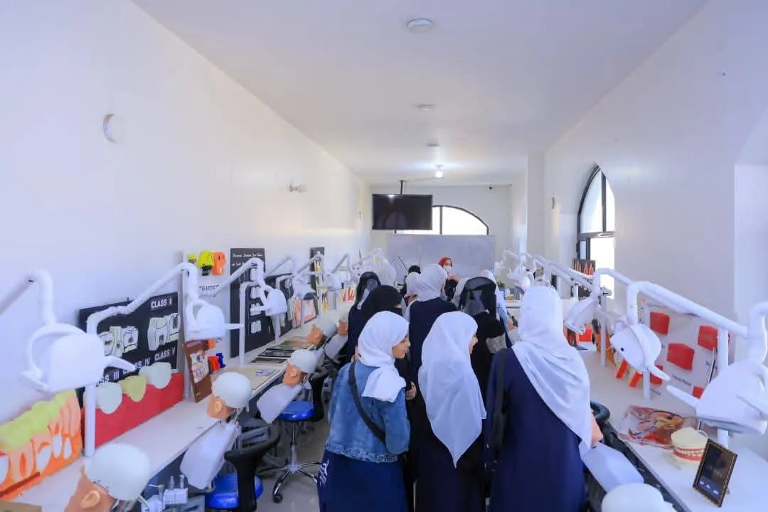 زيارة علمية لطالبات دار العلوم الحديثة تعرّفهن بآفاق التعليم الجامعي في الجامعة الإماراتية الدولية