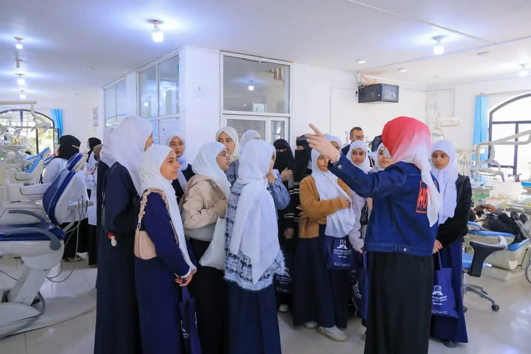 زيارة علمية لطالبات دار العلوم الحديثة تعرّفهن بآفاق التعليم الجامعي في الجامعة الإماراتية الدولية