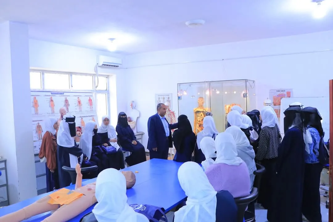 زيارة علمية لطالبات دار العلوم الحديثة تعرّفهن بآفاق التعليم الجامعي في الجامعة الإماراتية الدولية