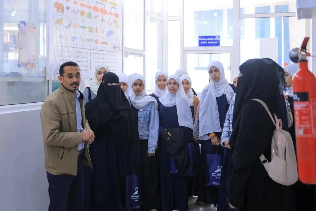 زيارة علمية لطالبات دار العلوم الحديثة تعرّفهن بآفاق التعليم الجامعي في الجامعة الإماراتية الدولية