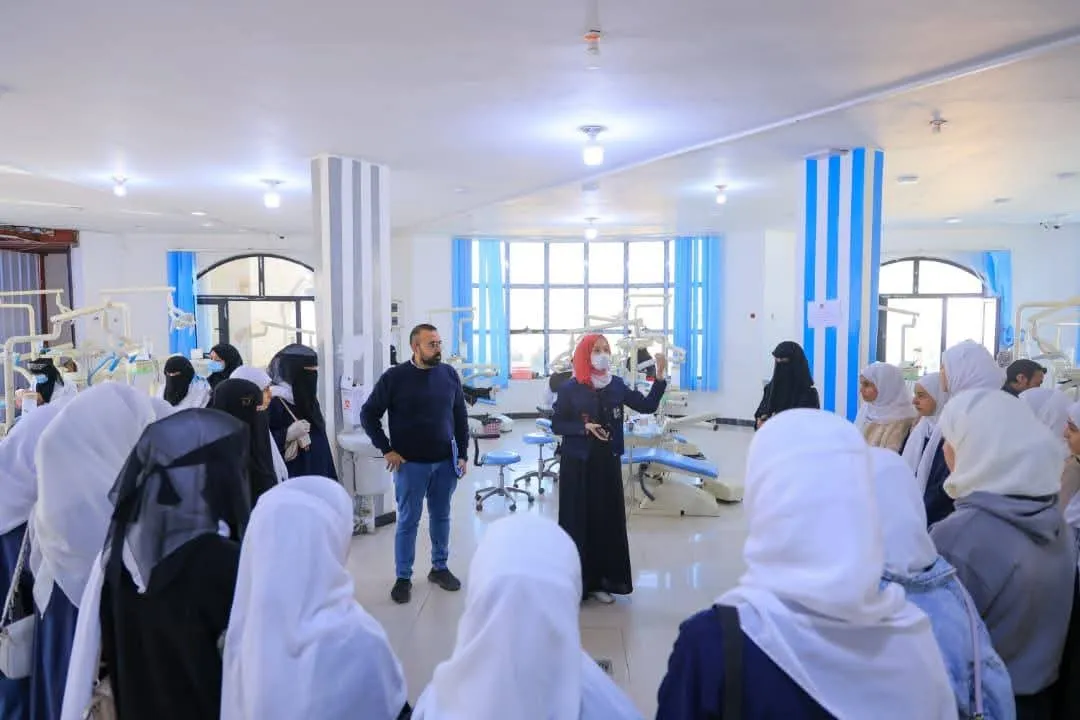 زيارة علمية لطالبات دار العلوم الحديثة تعرّفهن بآفاق التعليم الجامعي في الجامعة الإماراتية الدولية