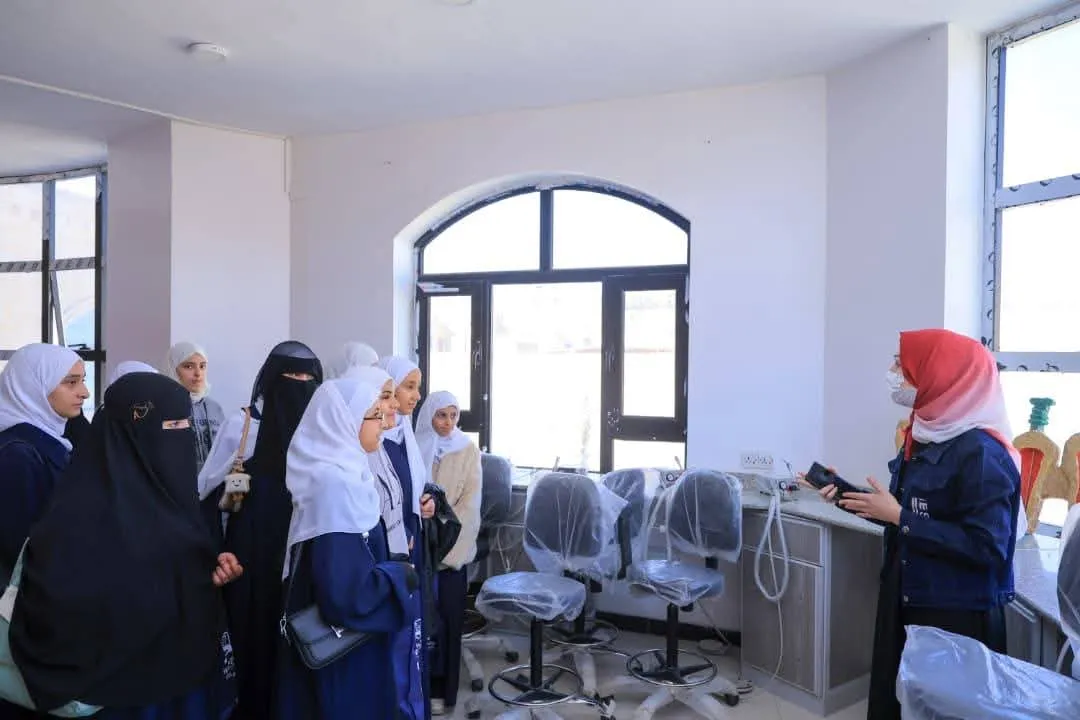 زيارة علمية لطالبات دار العلوم الحديثة تعرّفهن بآفاق التعليم الجامعي في الجامعة الإماراتية الدولية