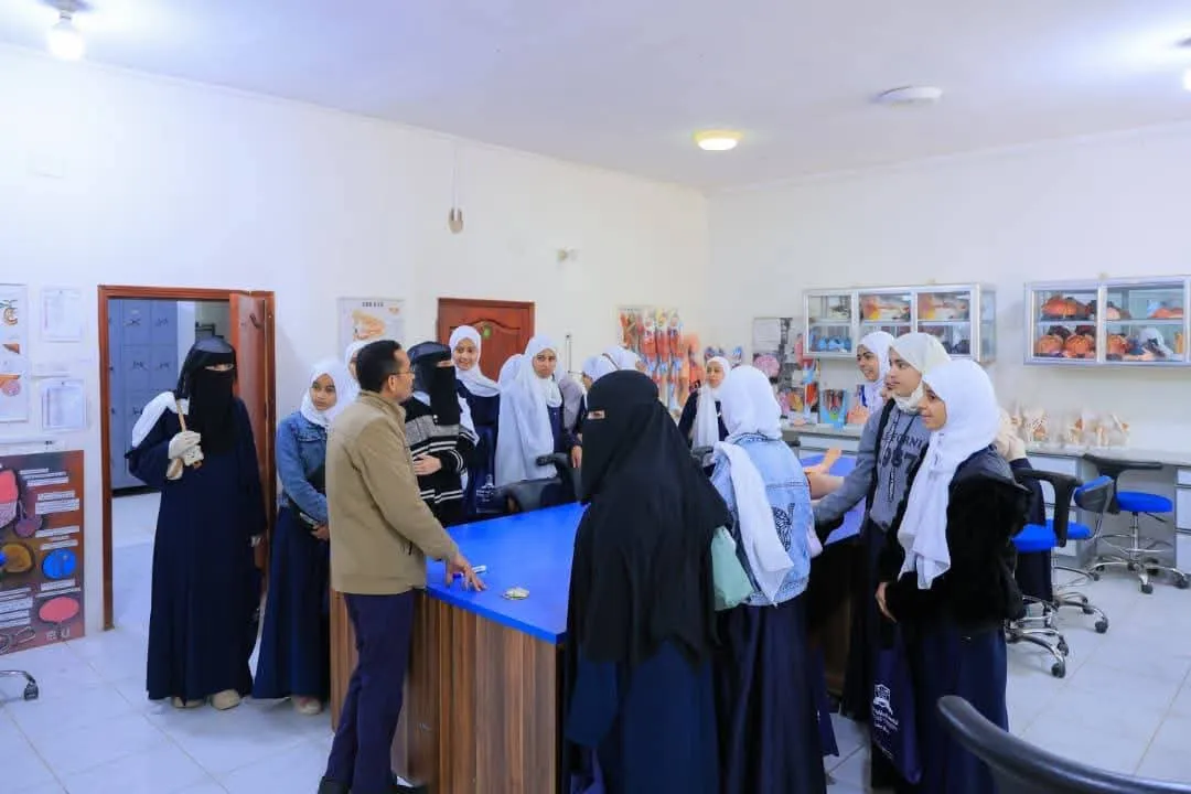 زيارة علمية لطالبات دار العلوم الحديثة تعرّفهن بآفاق التعليم الجامعي في الجامعة الإماراتية الدولية