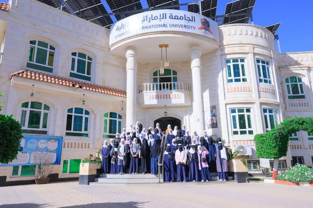 زيارة علمية لطالبات دار العلوم الحديثة تعرّفهن بآفاق التعليم الجامعي في الجامعة الإماراتية الدولية
