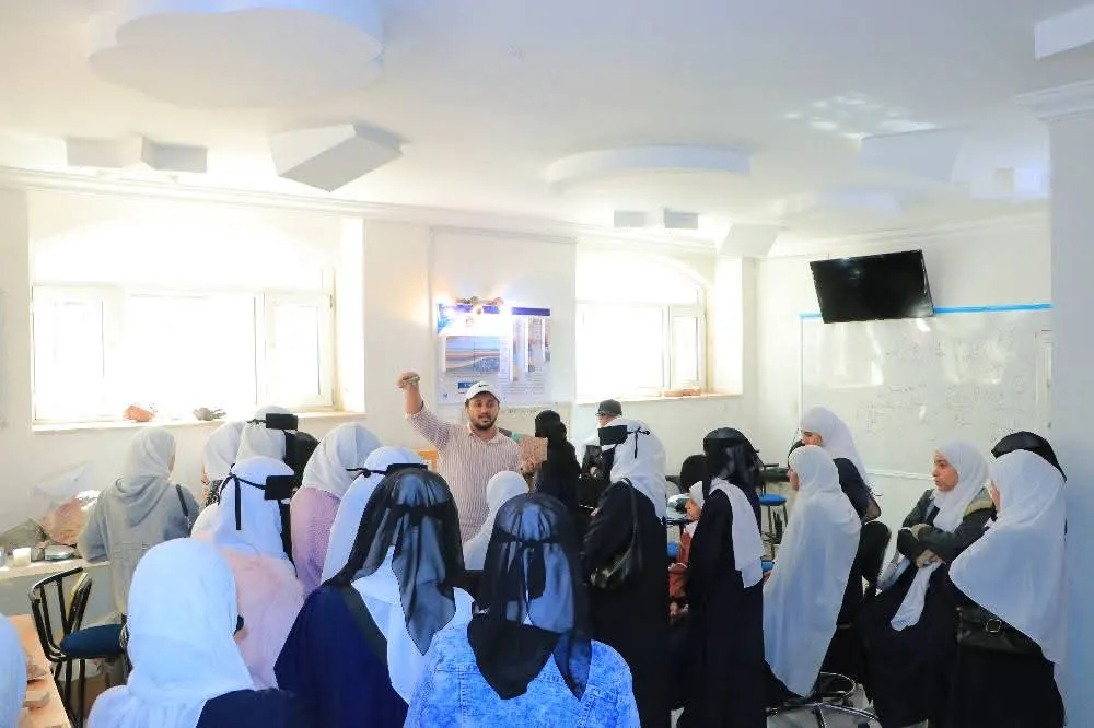 زيارة علمية لطالبات دار العلوم الحديثة تعرّفهن بآفاق التعليم الجامعي في الجامعة الإماراتية الدولية