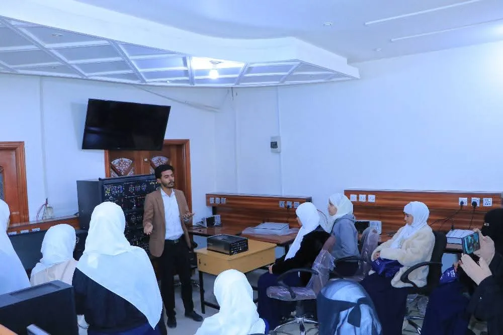 زيارة علمية لطالبات دار العلوم الحديثة تعرّفهن بآفاق التعليم الجامعي في الجامعة الإماراتية الدولية