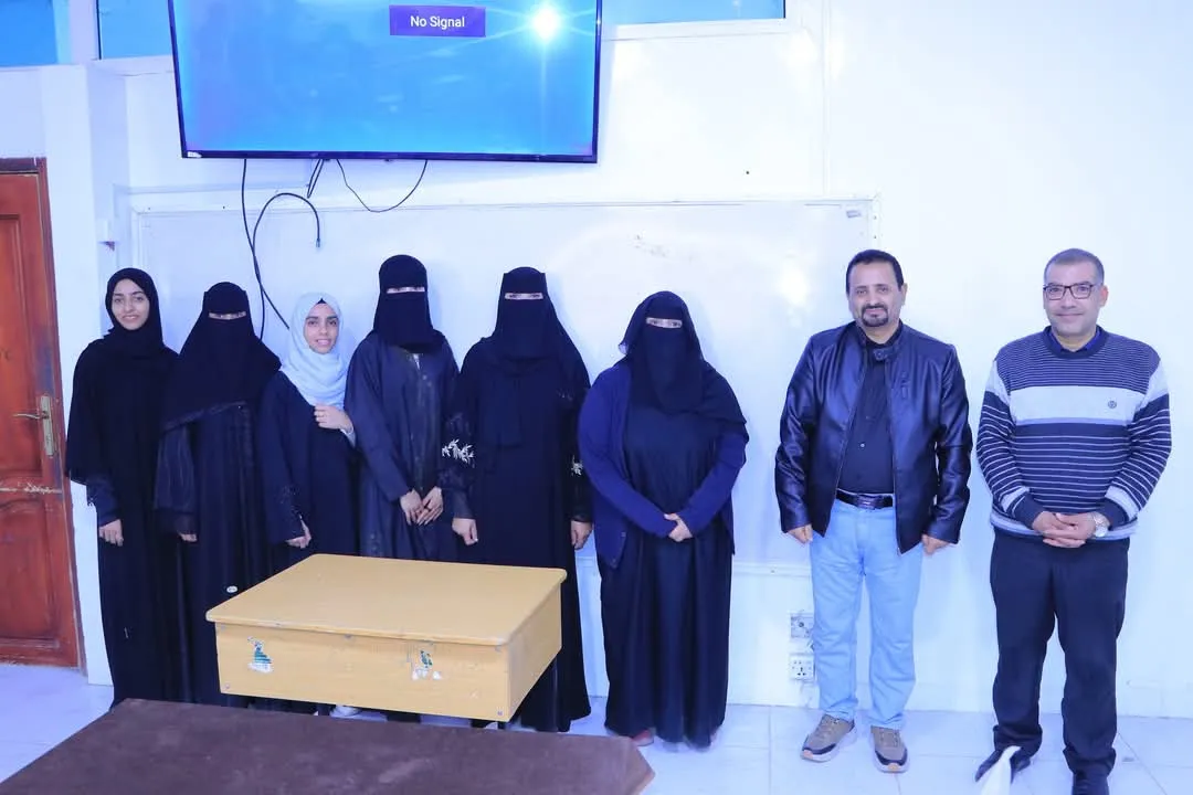 استمرار مناقشة خطط مشاريع وأبحاث التخرج بكلية العلوم الإدارية والمالية