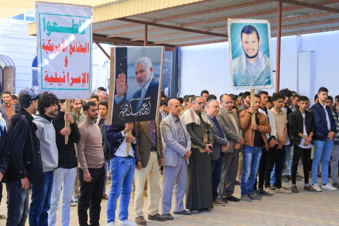 وقفة حاشدة لمنتسبي الجامعة الإماراتية تحت شعار " نفير واستنفار.. نصرة للقرآن وفلسطين"