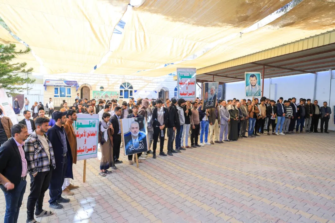 وقفة حاشدة لمنتسبي الجامعة الإماراتية تحت شعار " نفير واستنفار.. نصرة للقرآن وفلسطين"