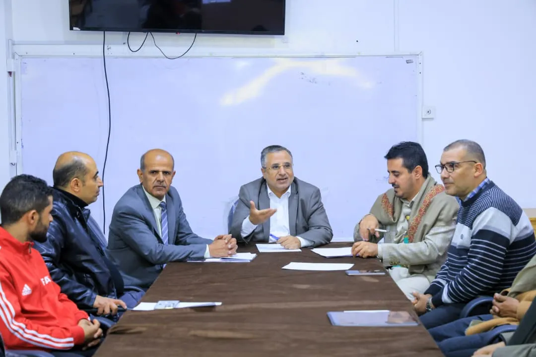The university leadership met with its first football team and congratulated them on qualifying for the round of 16 in the Yemeni Universities League.