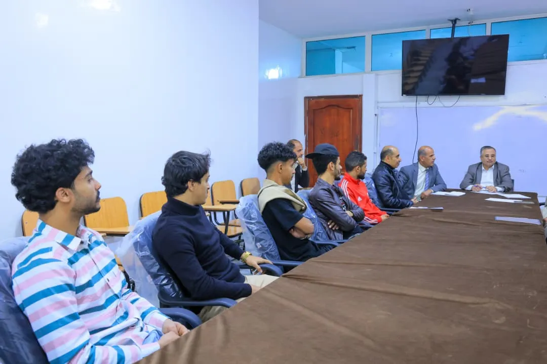 The university leadership met with its first football team and congratulated them on qualifying for the round of 16 in the Yemeni Universities League.