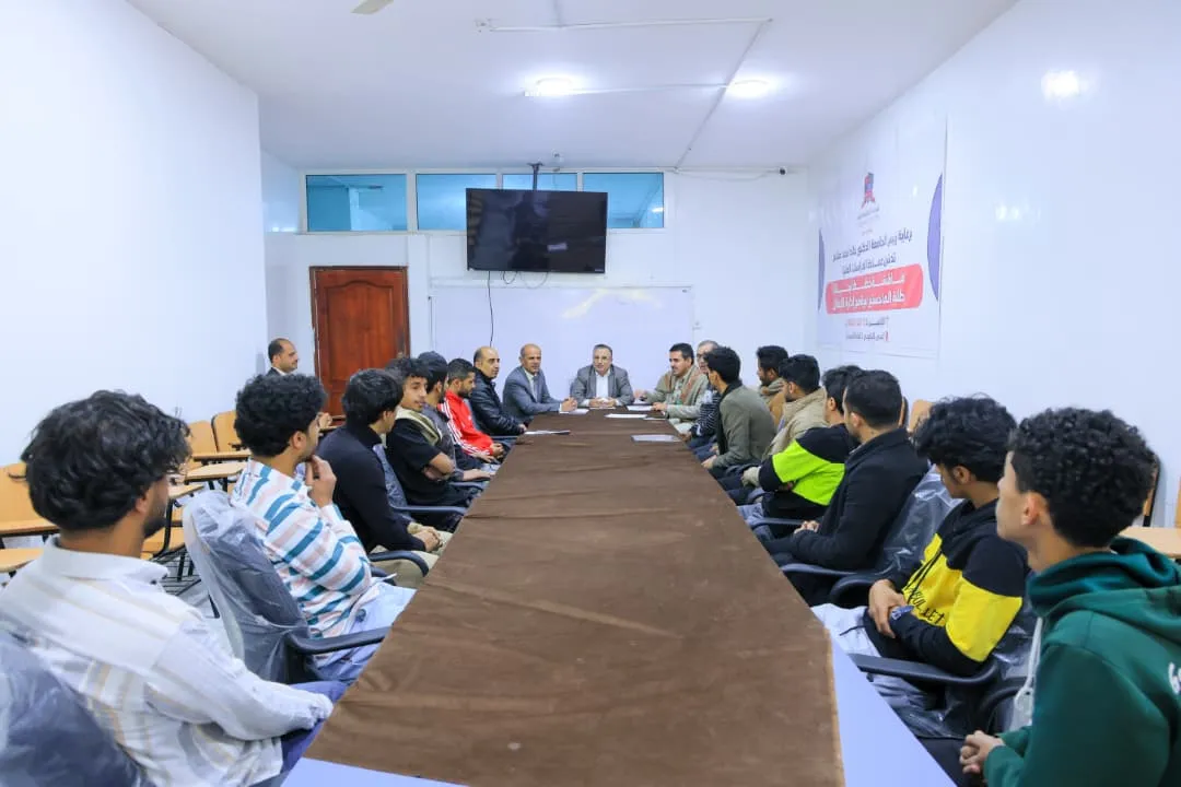 The university leadership met with its first football team and congratulated them on qualifying for the round of 16 in the Yemeni Universities League.