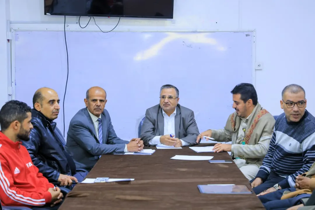 The university leadership met with its first football team and congratulated them on qualifying for the round of 16 in the Yemeni Universities League.