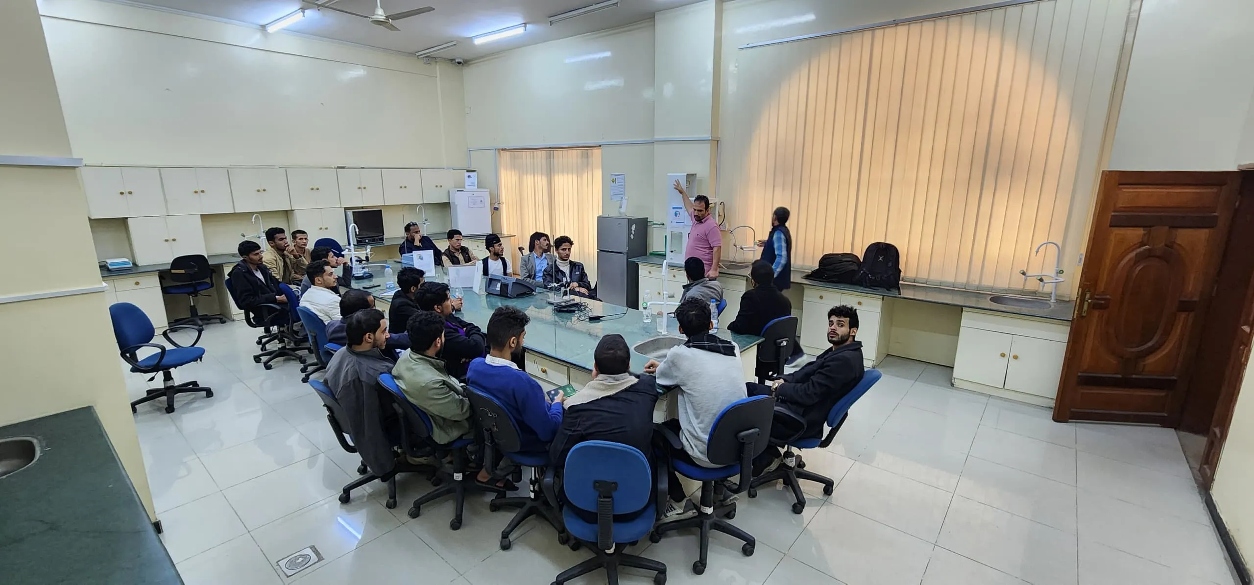 Civil engineering students conduct a practical experiment to measure drinking water quality during a scientific visit to the health laboratory at the University of Science and Technology.