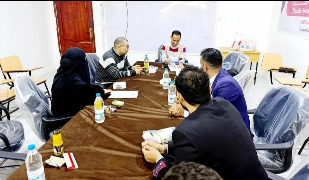 استمرار مناقشة خطط مشاريع وأبحاث التخرج بكلية العلوم الإدارية والمالية