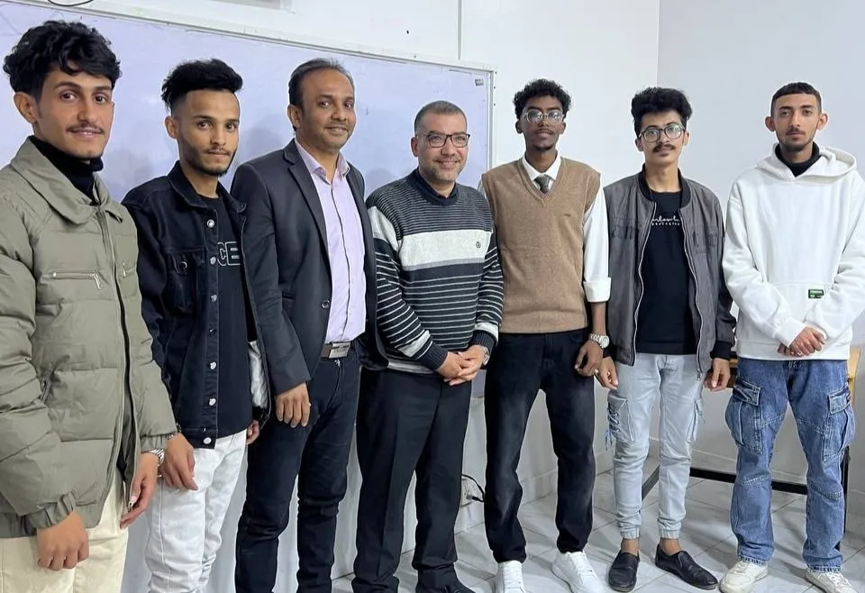 استمرار مناقشة خطط مشاريع وأبحاث التخرج بكلية العلوم الإدارية والمالية