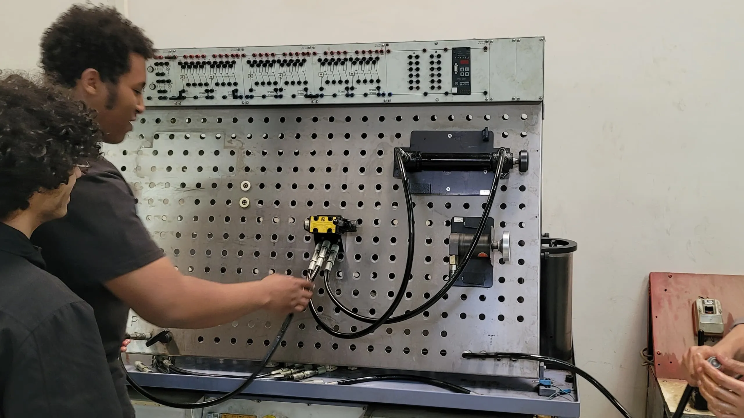 Launching the training program for mechatronics engineering students in cooperation with the Dhahban Industrial Technical Institute