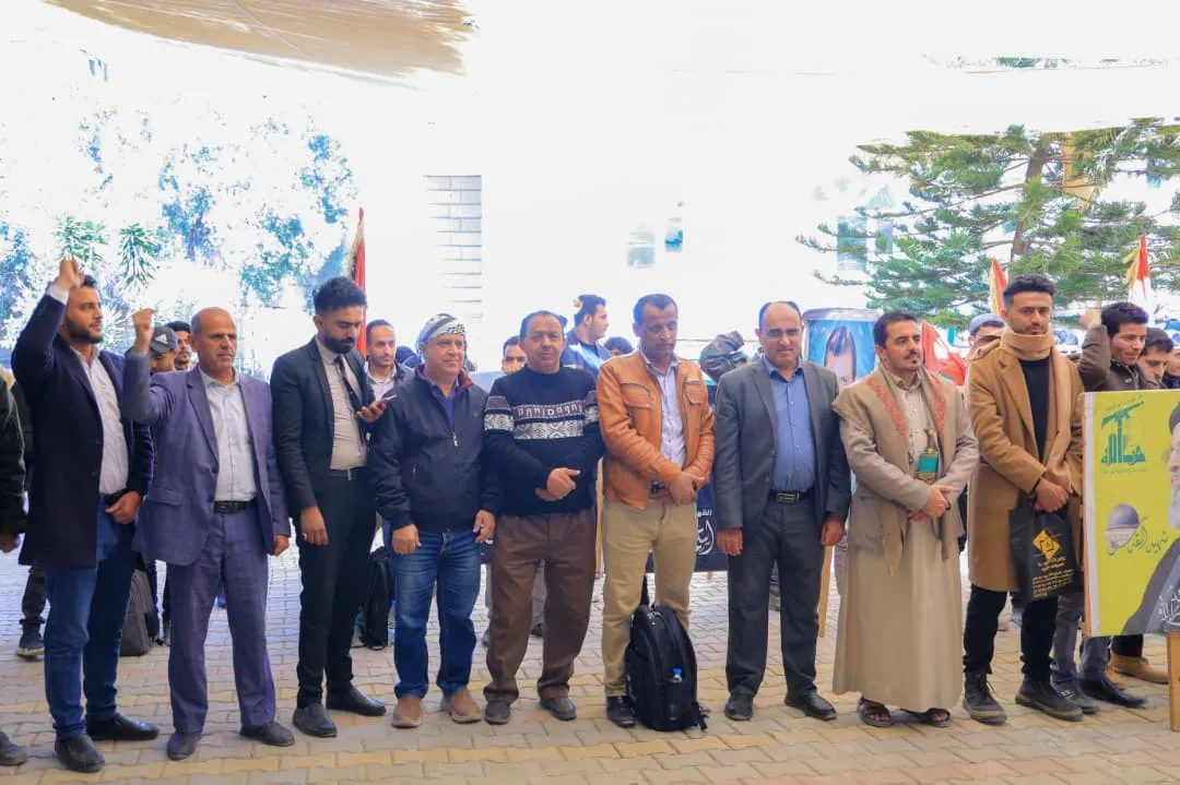 وقفة حاشدة لمنتسبي الجامعة الإماراتية الدولية تحت شعار «التعبئة مستمرة.. استعداداً للجولة القادمة»