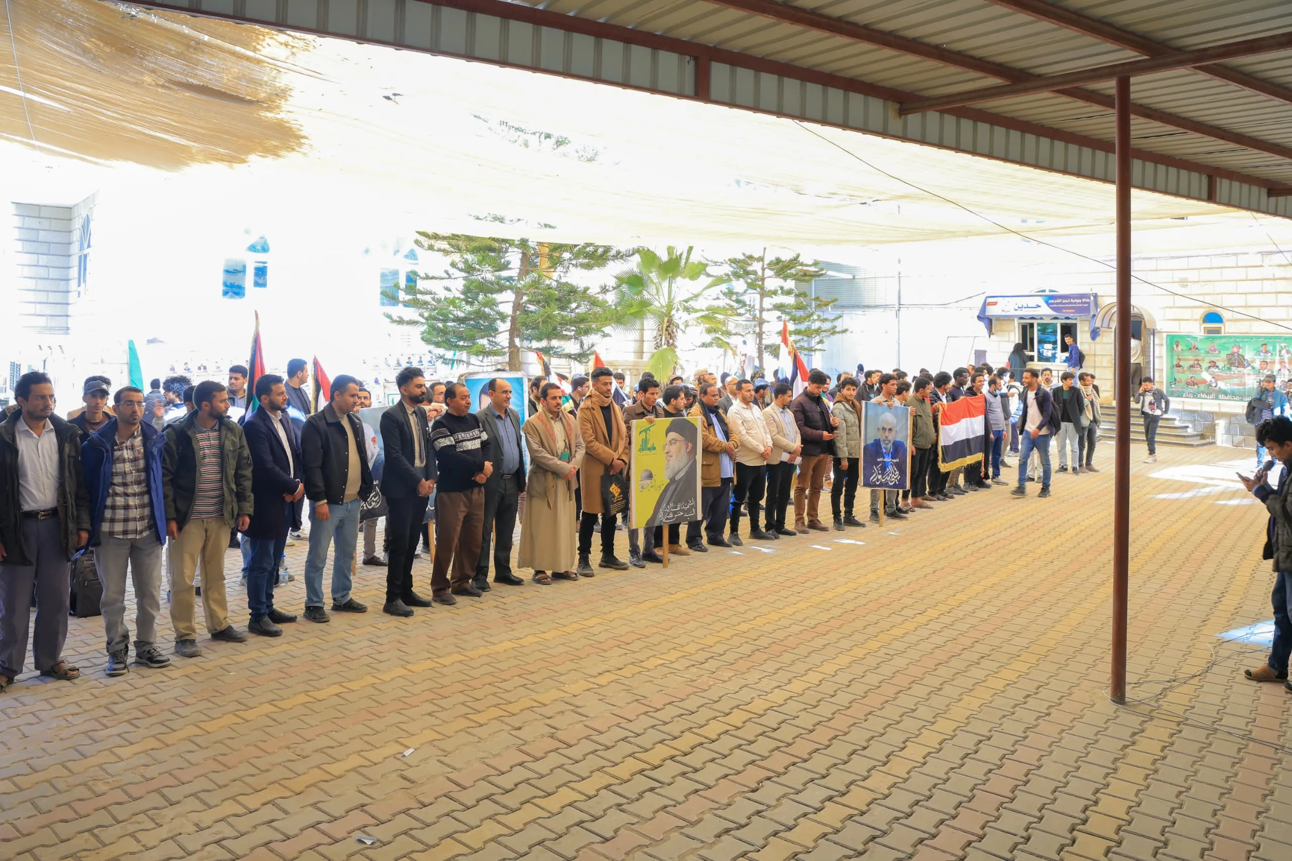 وقفة حاشدة لمنتسبي الجامعة الإماراتية الدولية تحت شعار «التعبئة مستمرة.. استعداداً للجولة القادمة»