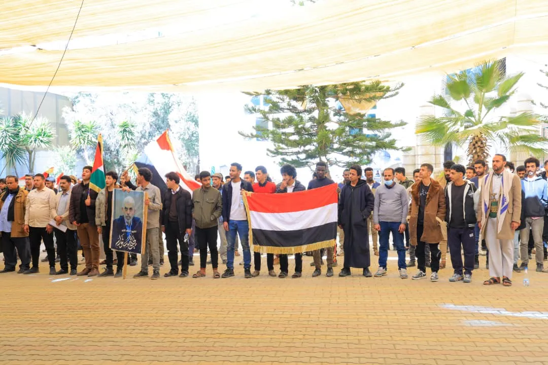 وقفة حاشدة لمنتسبي الجامعة الإماراتية الدولية تحت شعار «التعبئة مستمرة.. استعداداً للجولة القادمة»