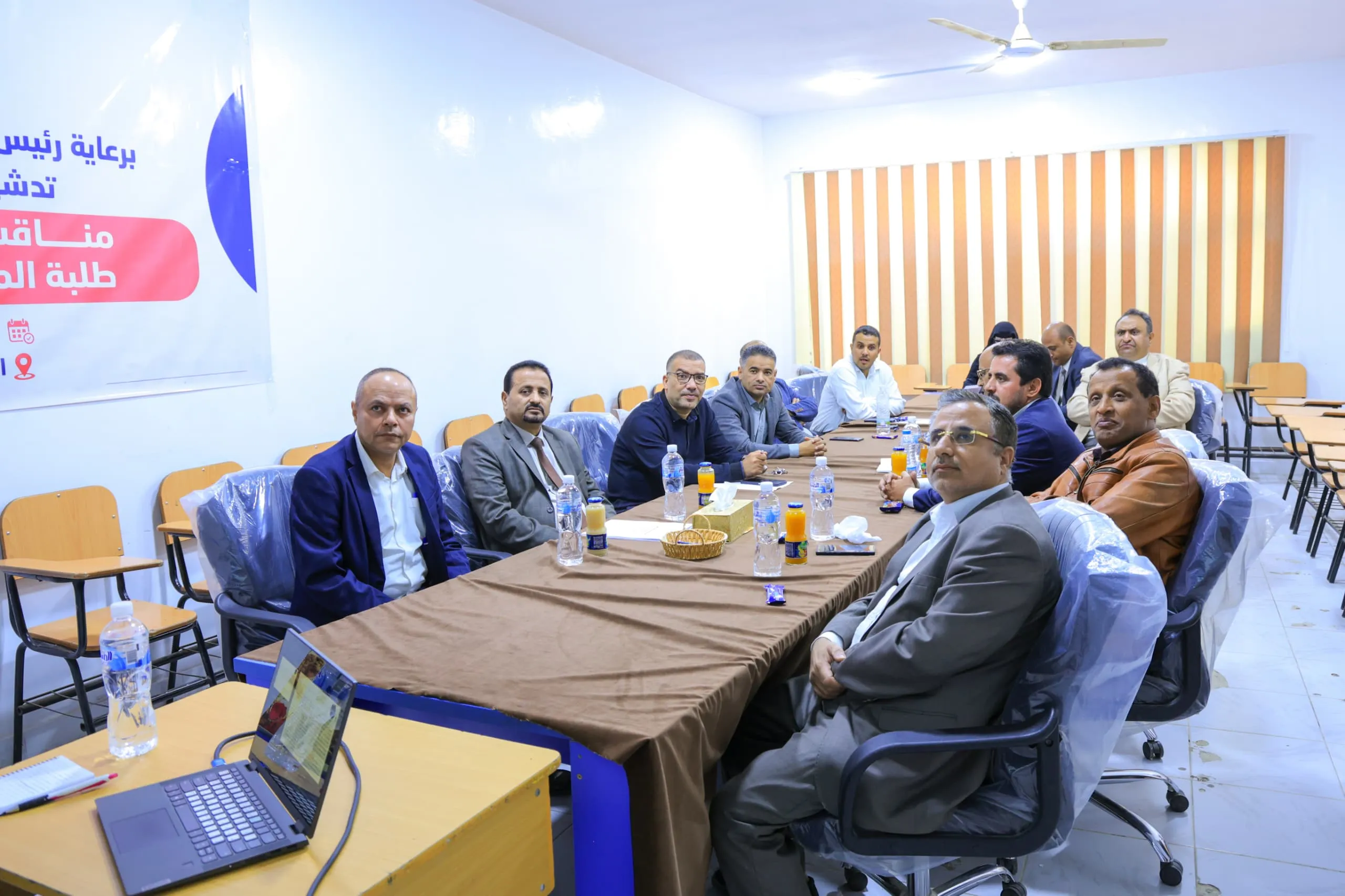 عمادة الدراسات العليا بالجامعة تناقش خطة رسالة ماجستير حول القيادة الريادية ودورها في الإبتكار الأخضر