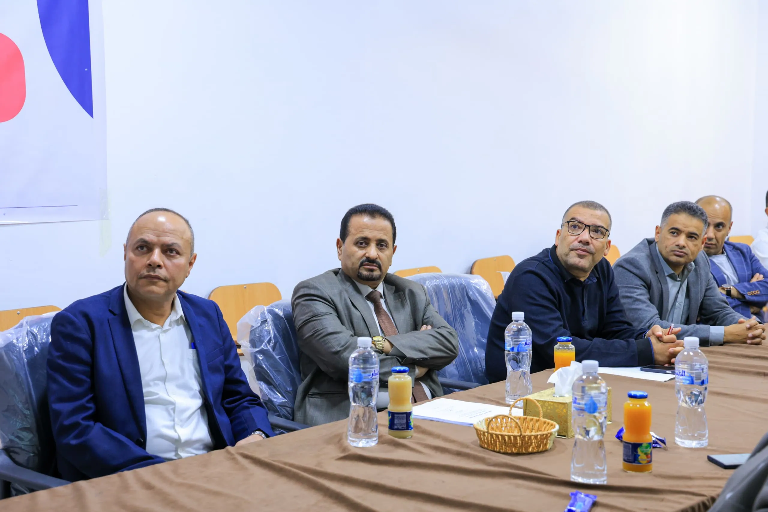 عمادة الدراسات العليا بالجامعة تناقش خطة رسالة ماجستير حول القيادة الريادية ودورها في الإبتكار الأخضر