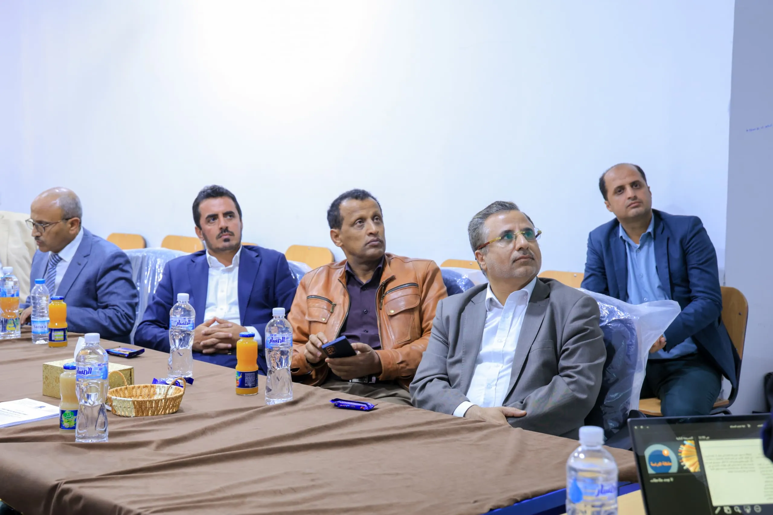 عمادة الدراسات العليا بالجامعة تناقش خطة رسالة ماجستير حول القيادة الريادية ودورها في الإبتكار الأخضر