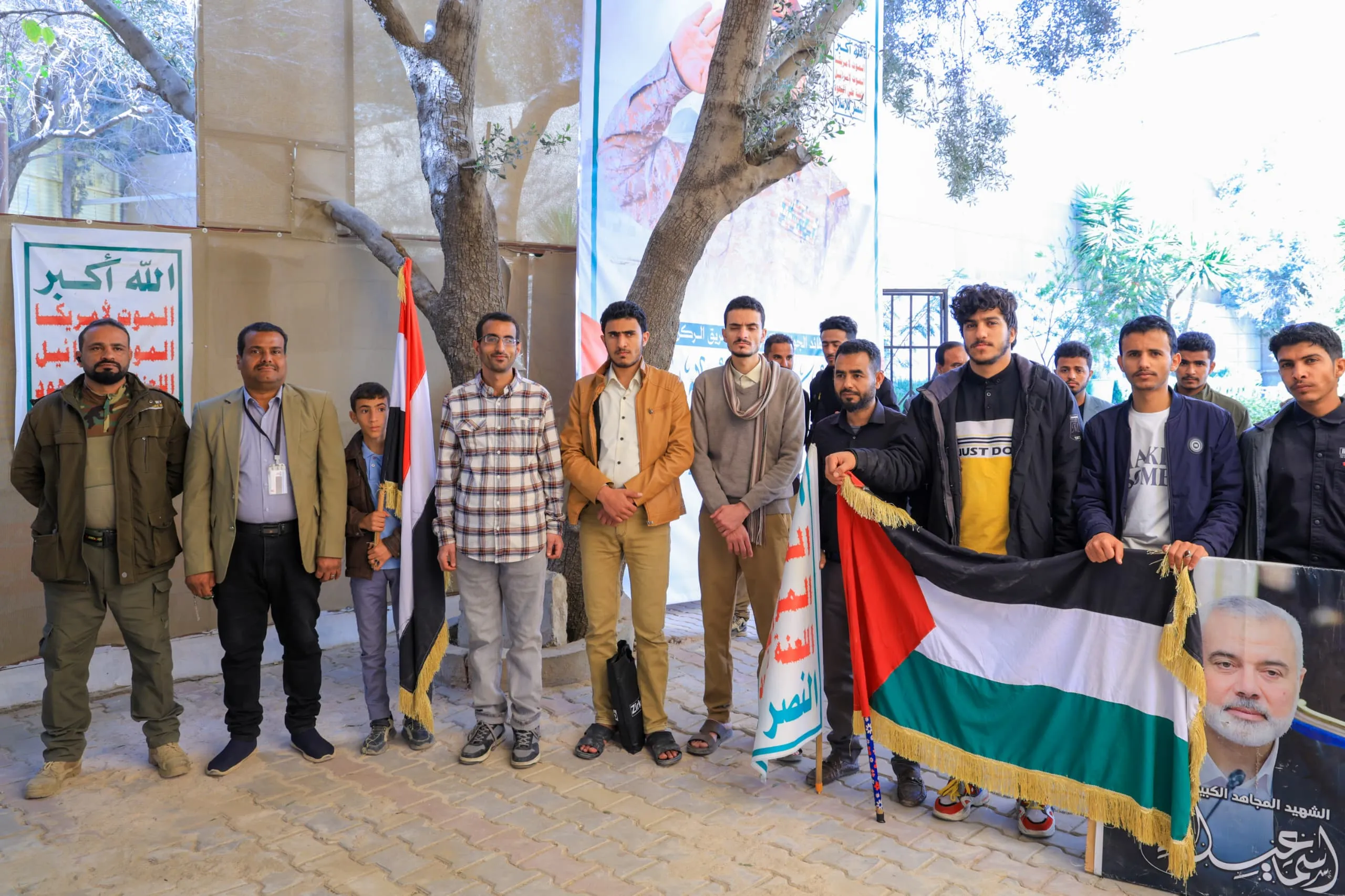 The UAE University organizes the weekly solidarity stand entitled “Following in the footsteps of Al-Samad… We are ready for the next round”