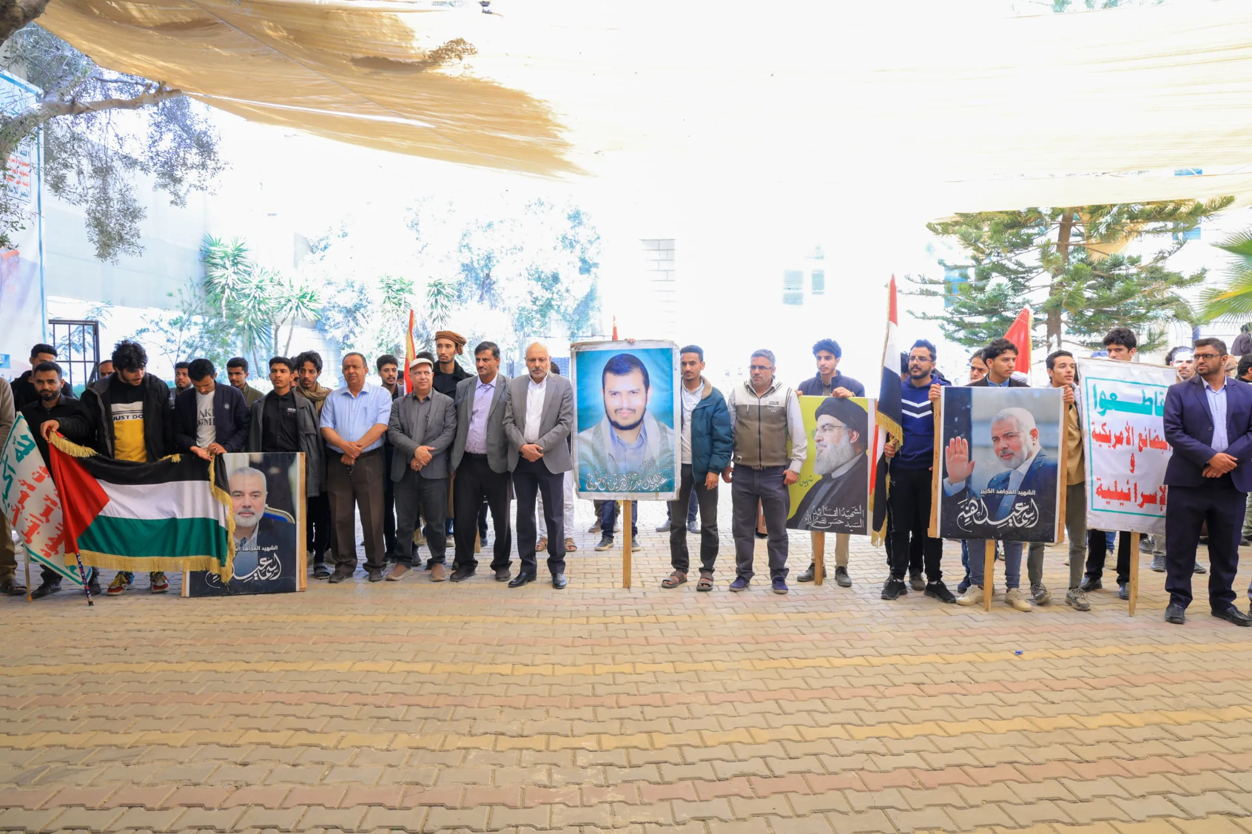 The UAE University organizes the weekly solidarity stand entitled “Following in the footsteps of Al-Samad… We are ready for the next round”