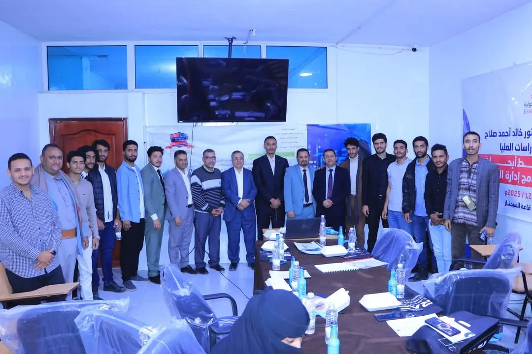 عمادة الدراسات العليا تناقش خطة رسالة ماجستير حول دور الثقافة التنظيمية في تعزيز معايير الأمن السيبراني