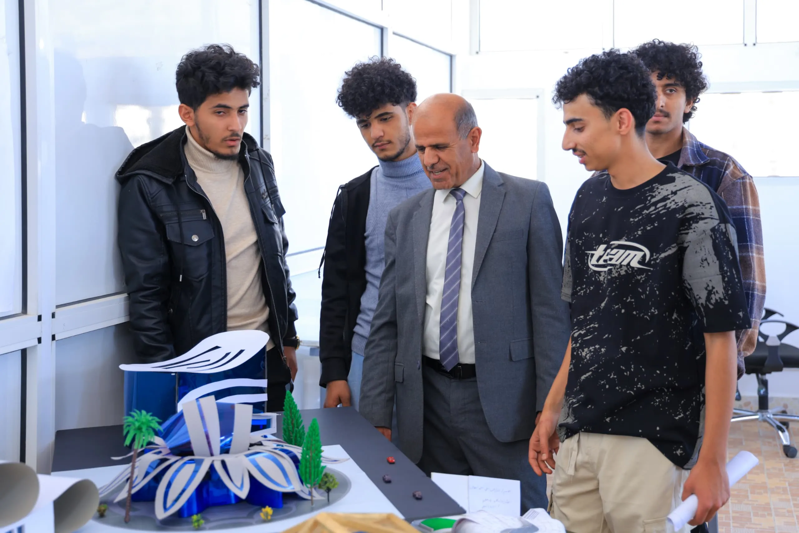 طلبة الهندسة المعمارية المستوى الثاني يُطلقون "معمار المستقبل" في عرض مبتكر لأنظمة إنشائية حديثة تتحدى قوانين الفراغ والزمن