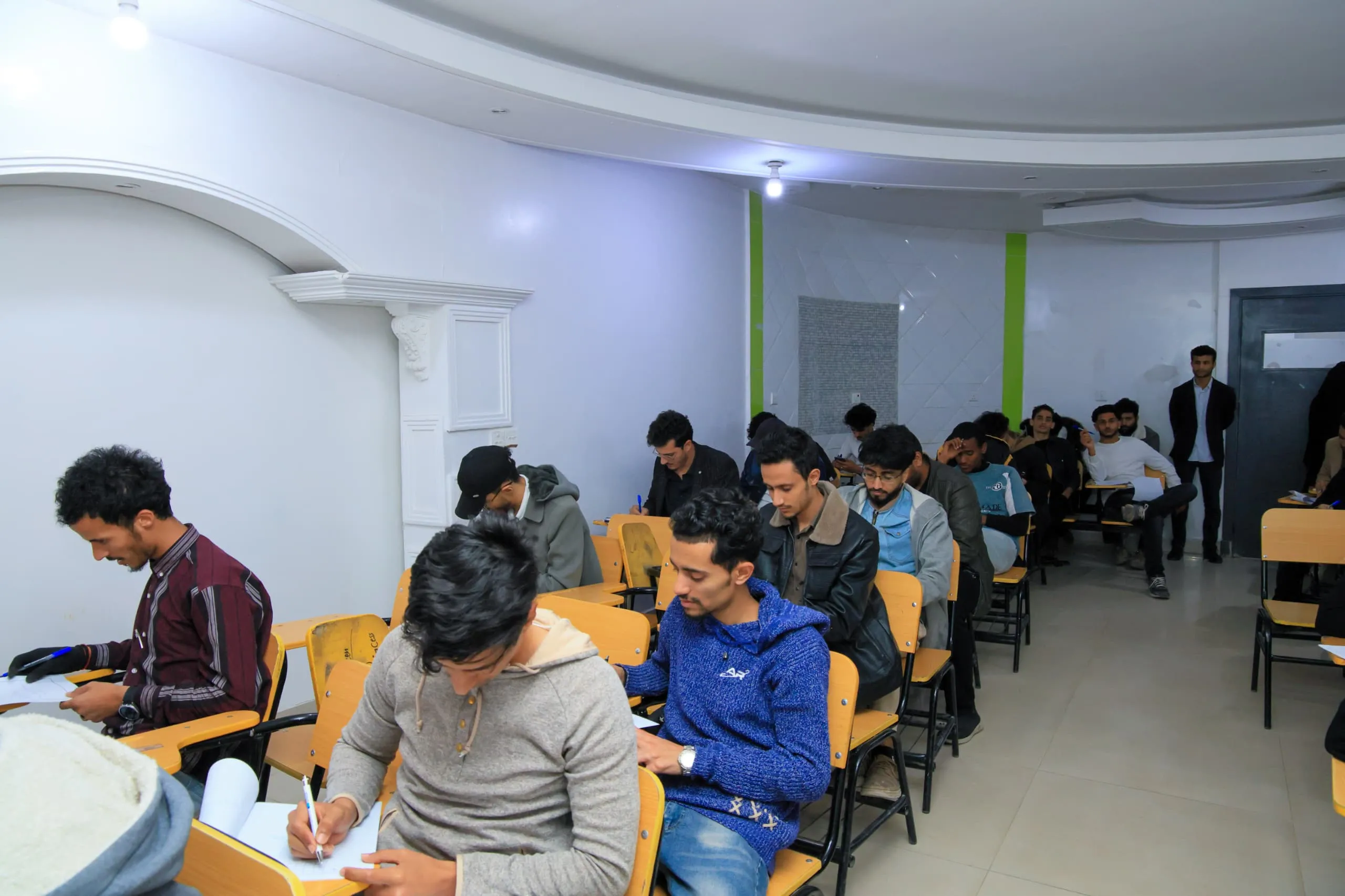 كلية الهندسة وتكنولوجيا المعلومات تدشّن الامتحانات النهائية للفصل الدراسي الثاني وسط أجواء أكاديمية منضبطة ومحفّزة