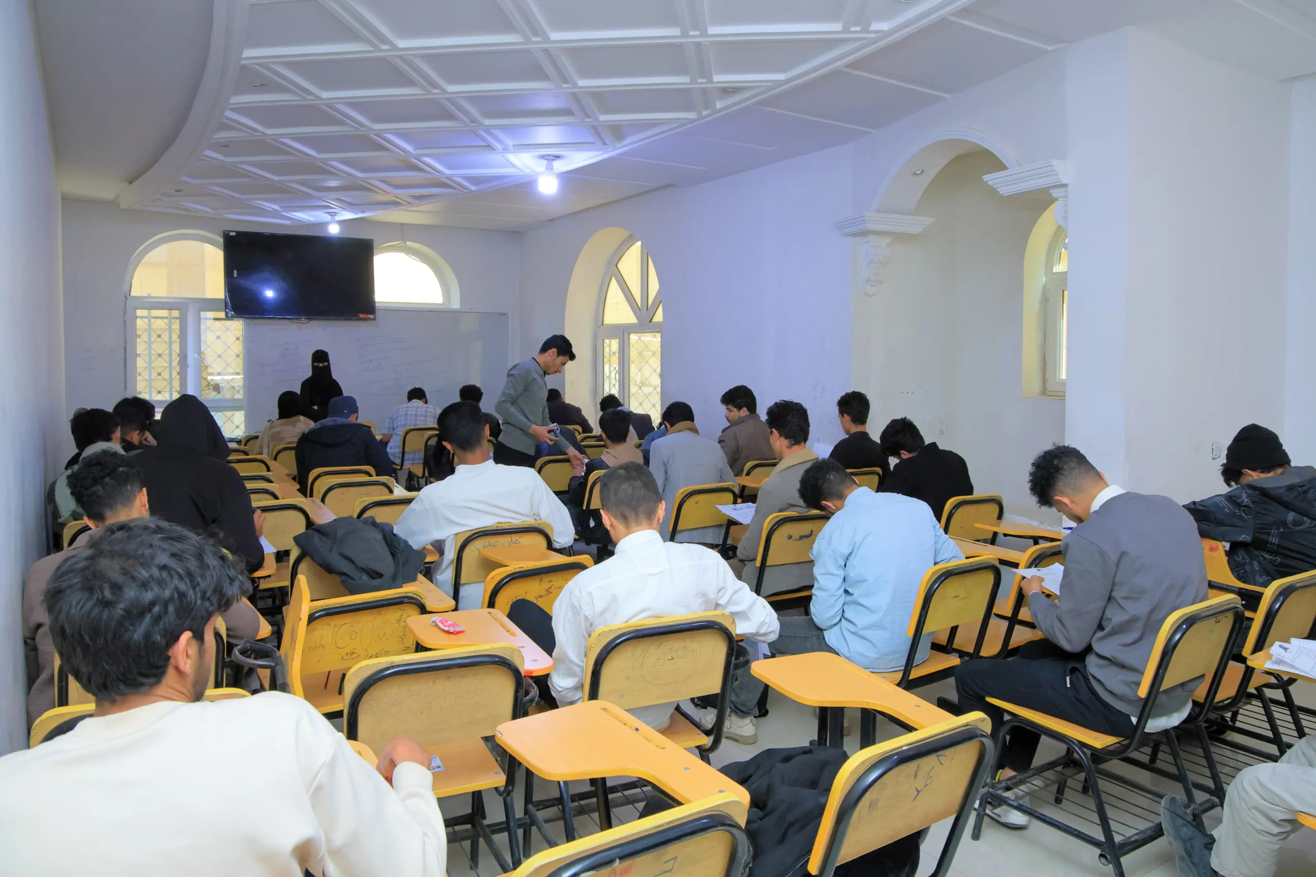 كلية الهندسة وتكنولوجيا المعلومات تدشّن الامتحانات النهائية للفصل الدراسي الثاني وسط أجواء أكاديمية منضبطة ومحفّزة