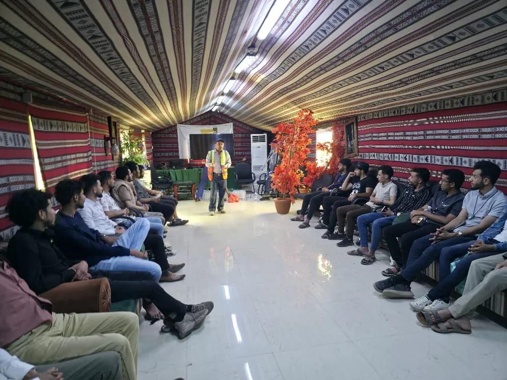 طلاب هندسة الميكاترونكس بالجامعة الإماراتية الدولية في زيارة علمية إلى مدينة الحديدة لتعزيز التكامل بين النظرية والتطبيق