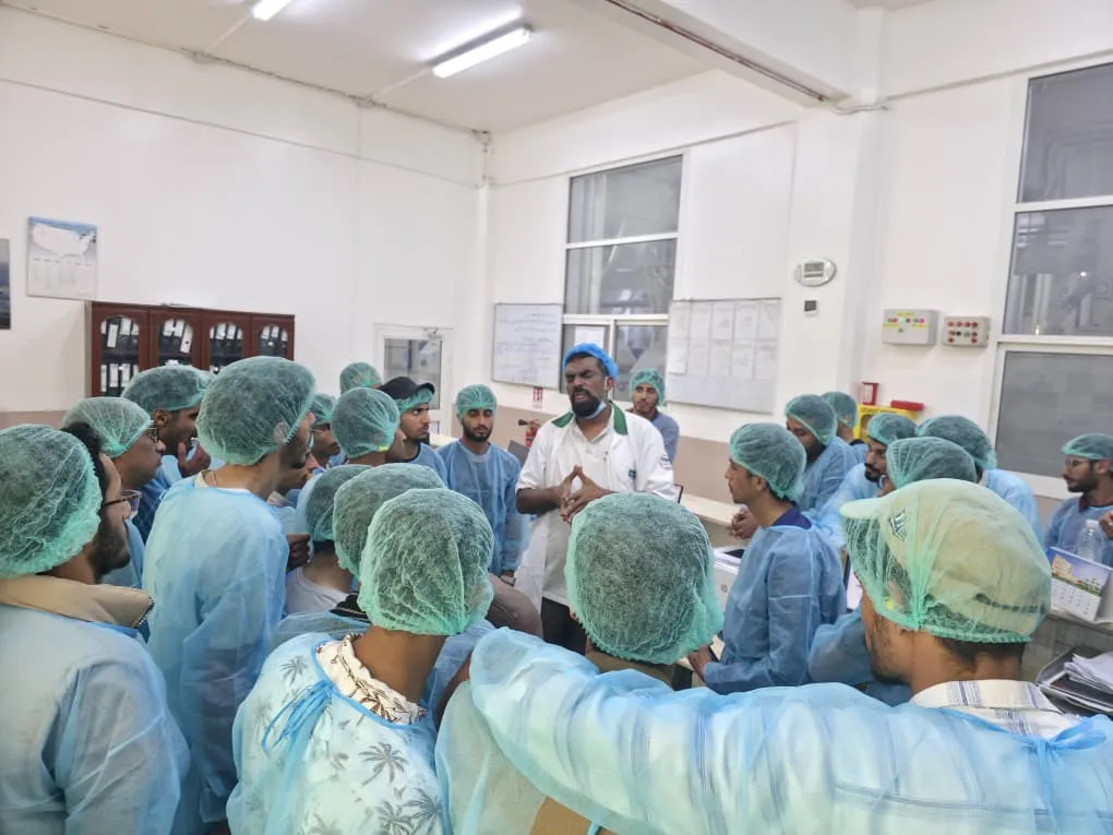 طلاب هندسة الميكاترونكس بالجامعة الإماراتية الدولية في زيارة علمية إلى مدينة الحديدة لتعزيز التكامل بين النظرية والتطبيق