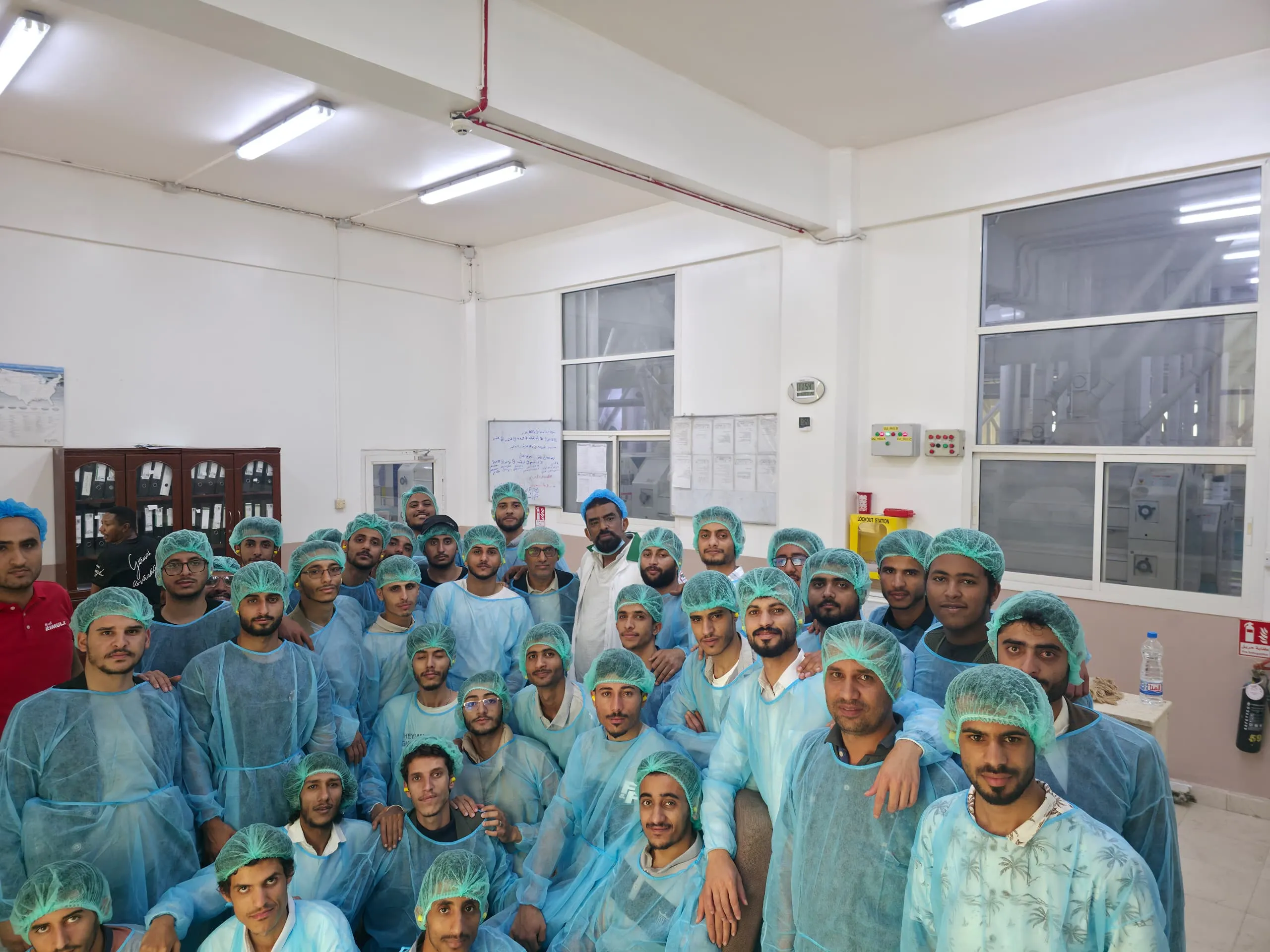 طلاب هندسة الميكاترونكس بالجامعة الإماراتية الدولية في زيارة علمية إلى مدينة الحديدة لتعزيز التكامل بين النظرية والتطبيق