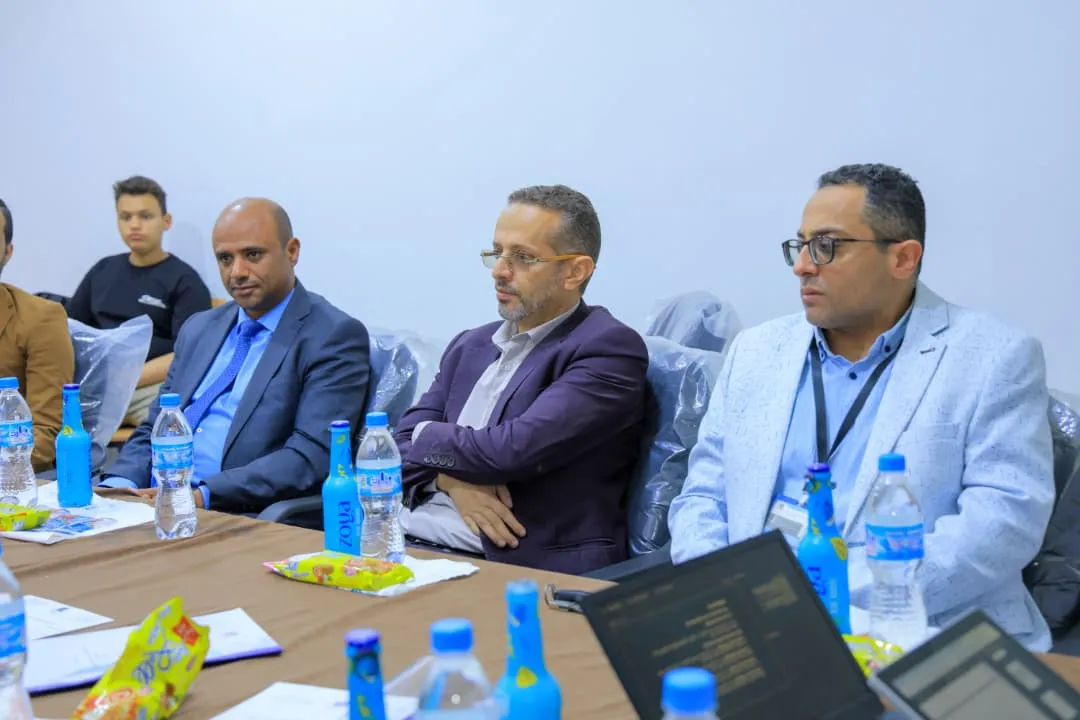 عمادة الدراسات العليا بالجامعة تناقش خطة بحث حول أثر المقدرات الديناميكية في التميز التنظيمي بقطاع الصناعات الدوائية