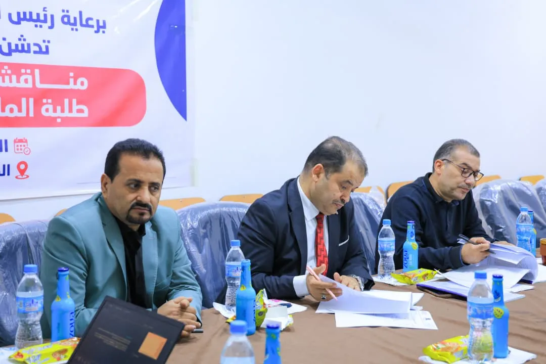 عمادة الدراسات العليا بالجامعة تناقش خطة بحث حول أثر المقدرات الديناميكية في التميز التنظيمي بقطاع الصناعات الدوائية