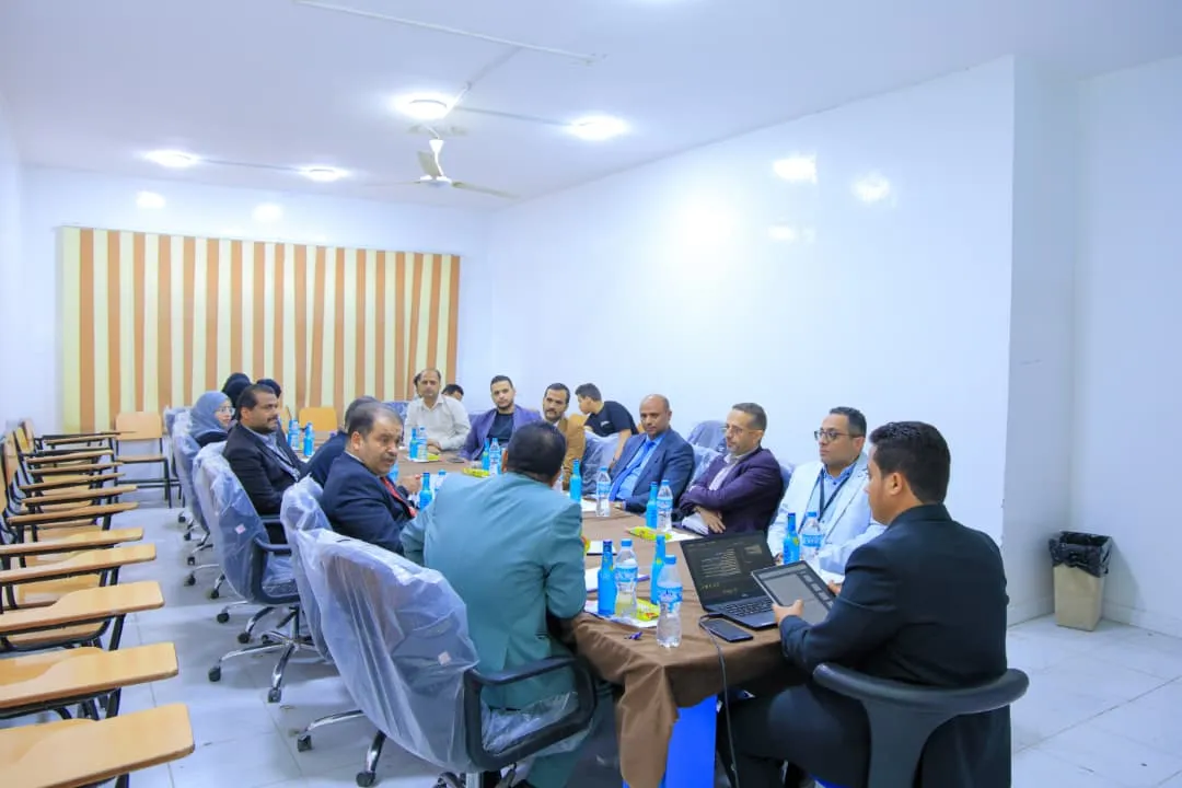 عمادة الدراسات العليا بالجامعة تناقش خطة بحث حول أثر المقدرات الديناميكية في التميز التنظيمي بقطاع الصناعات الدوائية