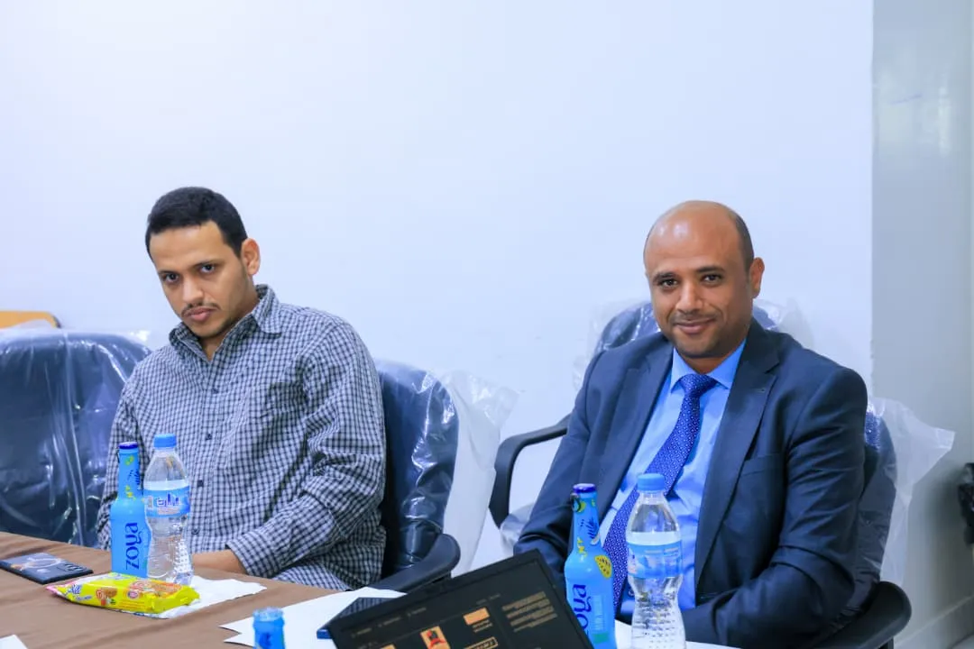 عمادة الدراسات العليا بالجامعة تناقش خطة بحث حول أثر المقدرات الديناميكية في التميز التنظيمي بقطاع الصناعات الدوائية