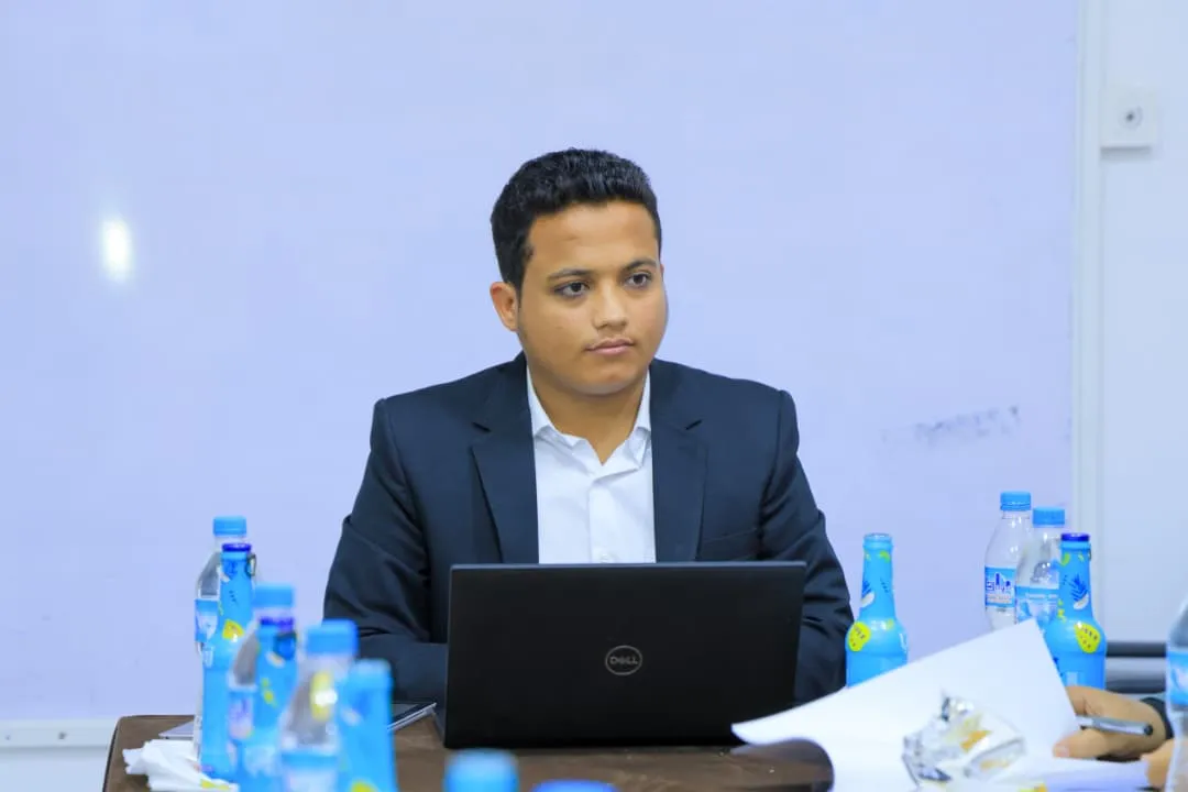 عمادة الدراسات العليا بالجامعة تناقش خطة بحث حول أثر المقدرات الديناميكية في التميز التنظيمي بقطاع الصناعات الدوائية