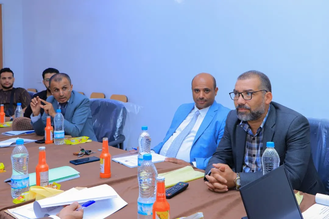 عمادة الدراسات العليا بالجامعة الإماراتية تناقش خطة بحث حول حوكمة شركات التأمين في اليمن