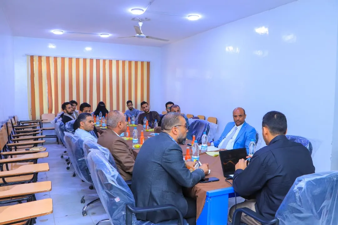 عمادة الدراسات العليا بالجامعة الإماراتية تناقش خطة بحث حول حوكمة شركات التأمين في اليمن