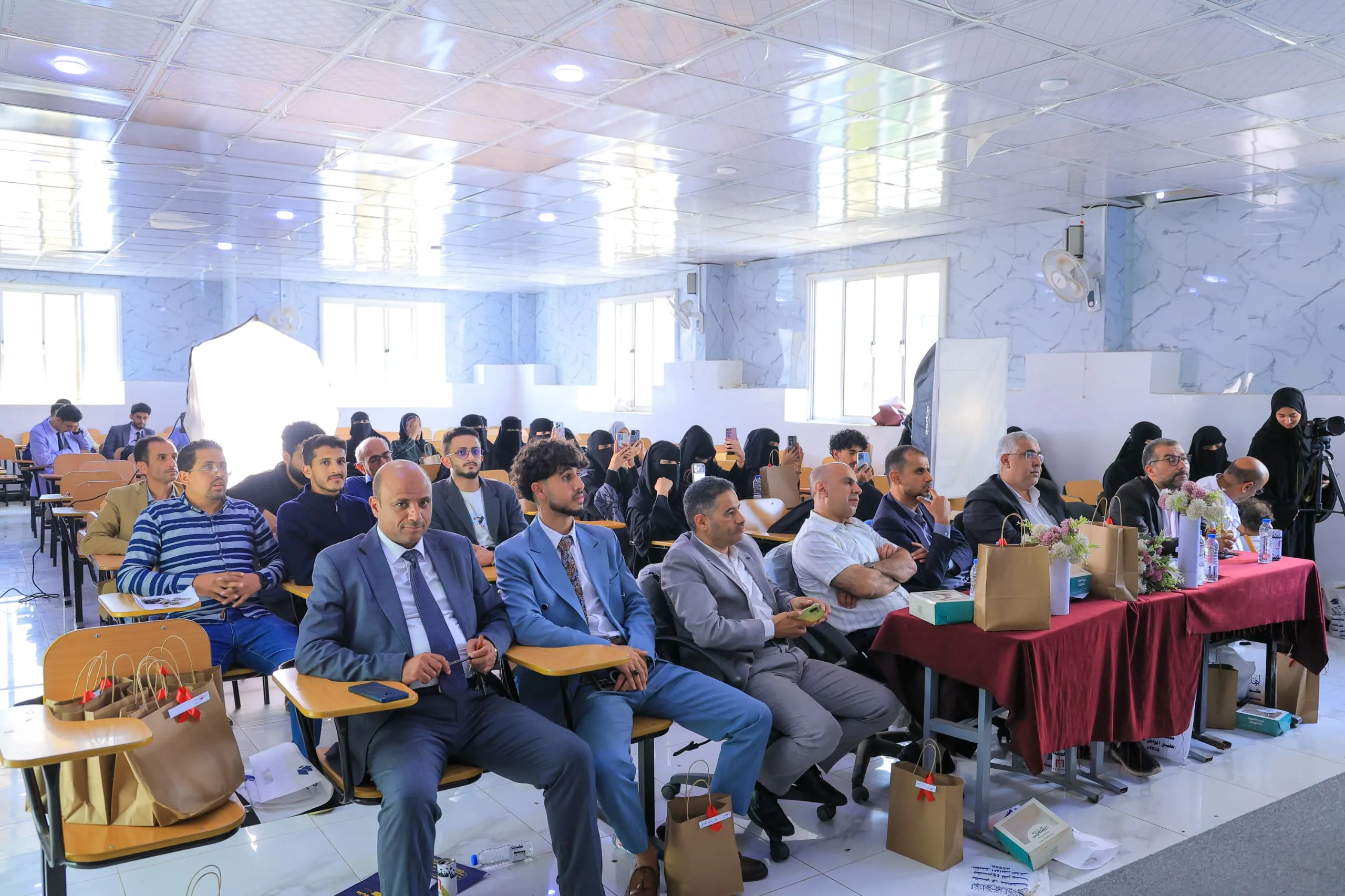 هنا يُصنع المستقبل.. تدشين مناقشات مشاريع التخرج بكلية العلوم الإدارية والمالية للعام الجامعي 2025-2026م